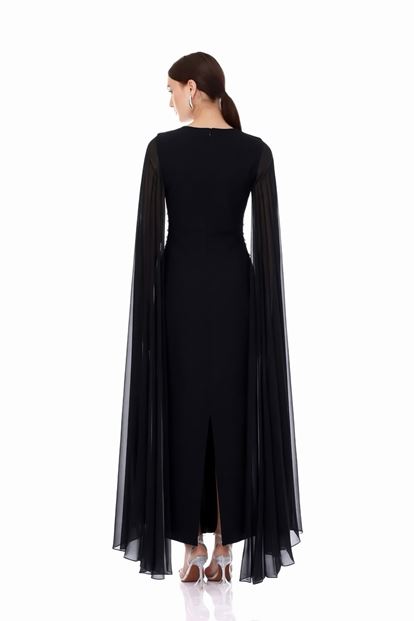 فستان سهرة مطرز بتفاصيل عباءة سوداء